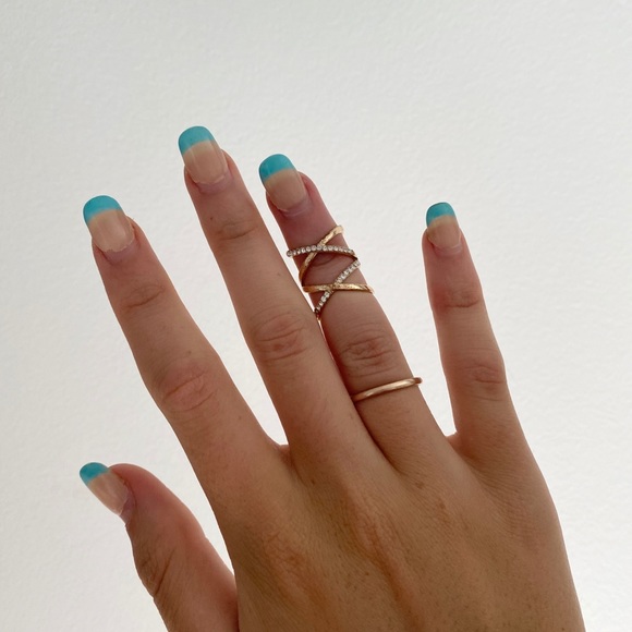 Bedazzled gold cross cross ring - Picture 3 of 3